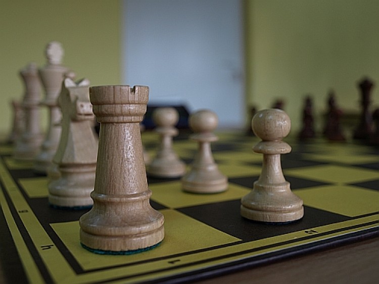 Mistrzostwa szachowe w Garbatce rozpoczęte O tytuł mistrza zmierzy się 37 szachistów