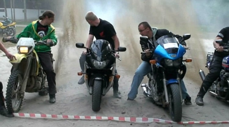 Sympatycy dwóch kółek zjechali do Garbatki  Parada motocyklistów przejechała przez Garbatkę(wideo)