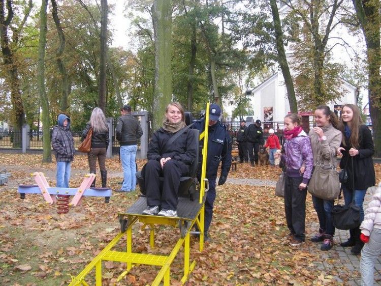 O bezpieczeństwie w Kozienicach Dzieci i młodzież z gminy spotkały się Rafałem Kopaczem z serialu W-11