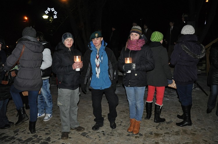 Wigilia na skwerku. Świąteczne życzenia Wójta Roberta Kowalczyka Trzecia gminna Wigilia w Garbatce-Letnisko(foto+wideo)
