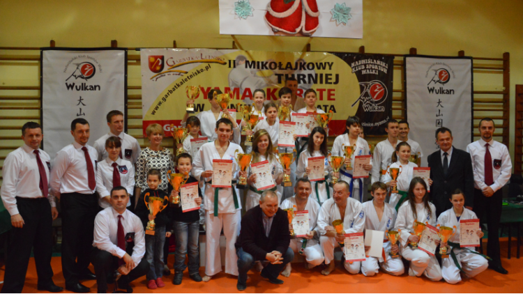 Wulkan na podium ogólnopolskiego turnieju karate II MIKOŁAJKOWY TURNIEJ OYAMA KARATE W KONKURENCJI KATA  O PUCHAR WÓJTA GMINY GARBATKA- LETNISKO