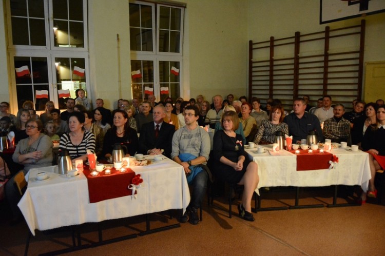 Gratulacje i brawa na stojąco.  „Wieczornica” w ZSS Garbatka-Letnisko