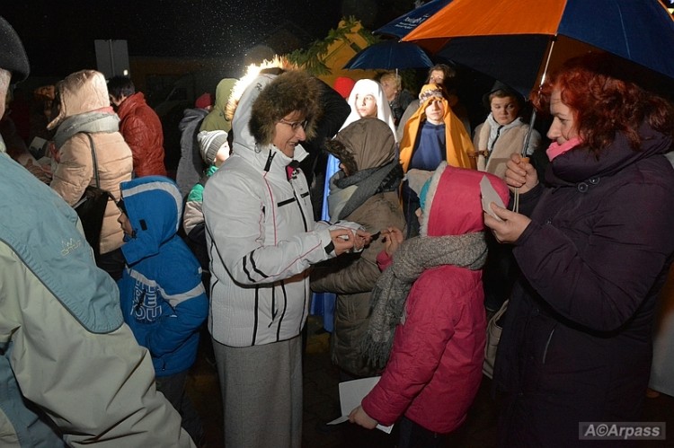 [Wideo,zdjęcia] Świąteczne życzenia, wspólna degustacja potraw wigilijnych na skwerku przed urzędem.  VI wspólna Wigilia Gminna w Garbatce-Letnisko