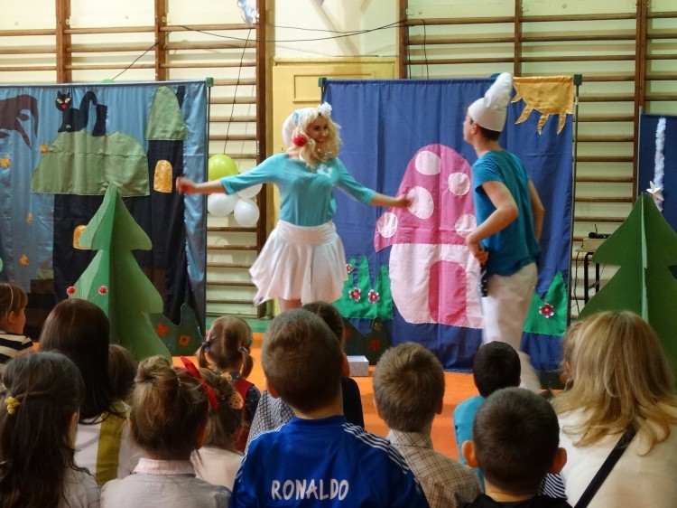 Wizyta w Smerfowym Lesie, wybór króla i królowej balu, tańce oraz słodki poczęstunek…
