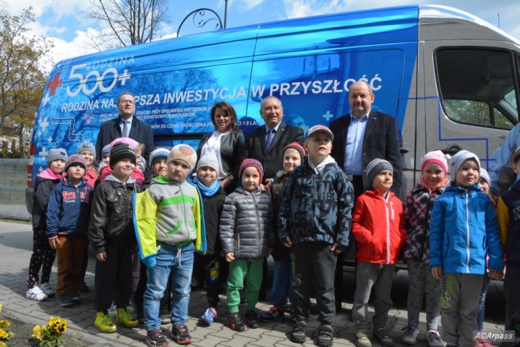 [Zdjęcia] Wizyta rządowego Busa 500 plus w Garbatce-Letnisko